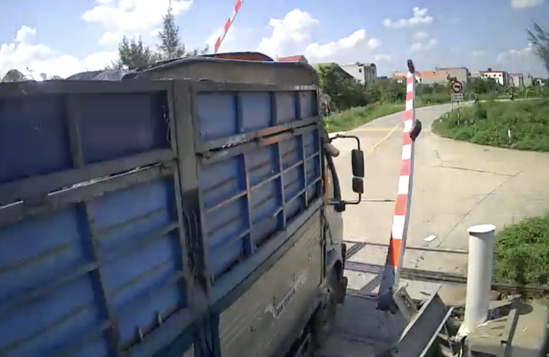 Hơn 200 vụ phương tiện vi phạm tín hiệu đường ngang trong 8 tháng, đe dọa an toàn chạy tàu- Ảnh 1. Hơn 200 vụ phương tiện vi phạm tín hiệu đường ngang trong 8 tháng, đe dọa an toàn chạy tàu- Ảnh 1.