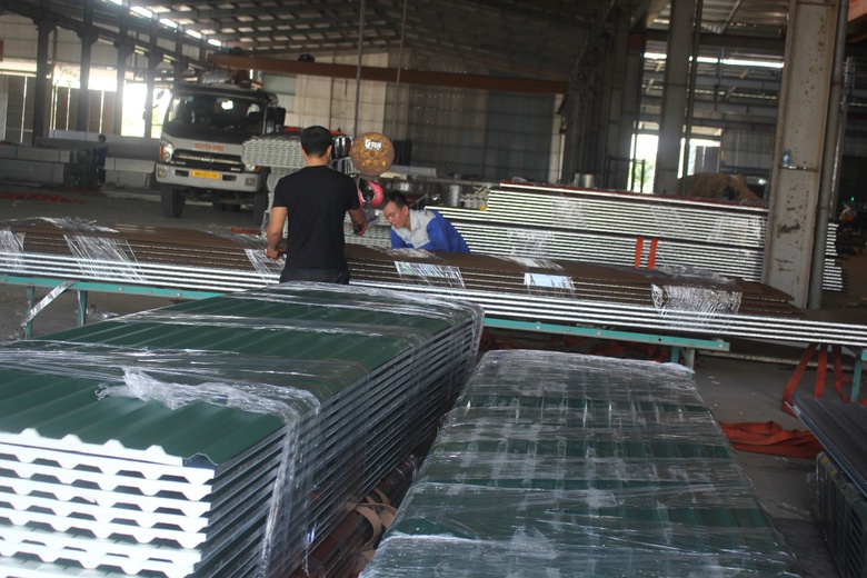 Sau b&atilde;o số 5, người d&acirc;n H&agrave; Tĩnh ồ ạt mua t&ocirc;n th&eacute;p, ng&oacute;i để sửa chữa nh&agrave; cửa- Ảnh 2.