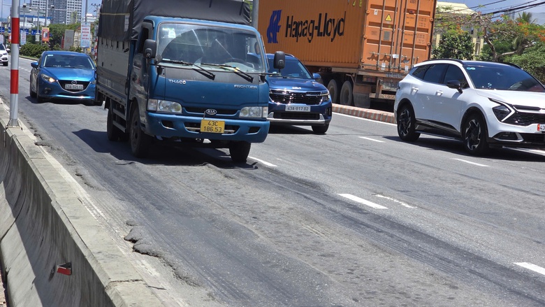 QL14B dẫn vào cảng Tiên Sa xuống cấp nghiêm trọng, gây mất an toàn giao thông- Ảnh 2. QL14B dẫn vào cảng Tiên Sa xuống cấp nghiêm trọng, gây mất an toàn giao thông- Ảnh 2.