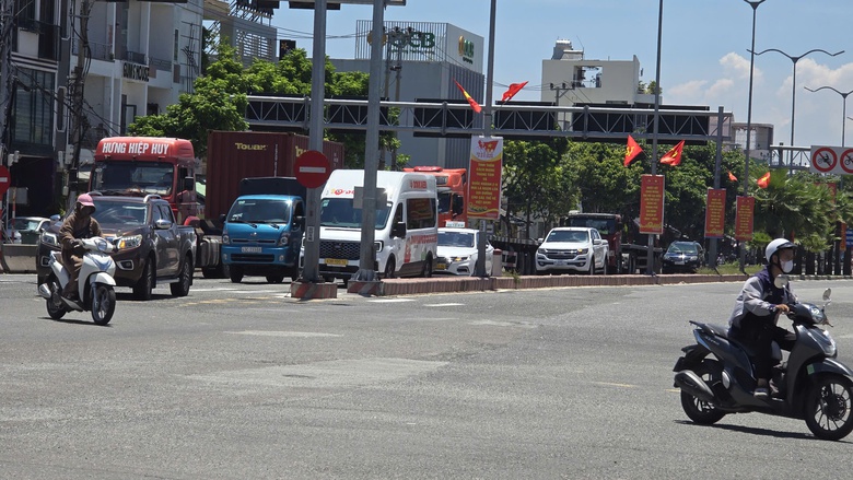 QL14B dẫn vào cảng Tiên Sa xuống cấp nghiêm trọng, gây mất an toàn giao thông- Ảnh 9. QL14B dẫn vào cảng Tiên Sa xuống cấp nghiêm trọng, gây mất an toàn giao thông- Ảnh 9.