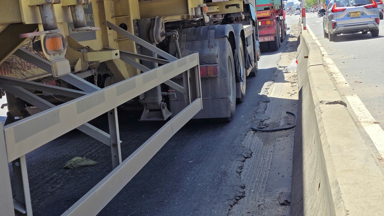 QL14B dẫn vào cảng Tiên Sa xuống cấp nghiêm trọng, gây mất an toàn giao thông- Ảnh 12. QL14B dẫn vào cảng Tiên Sa xuống cấp nghiêm trọng, gây mất an toàn giao thông- Ảnh 12.