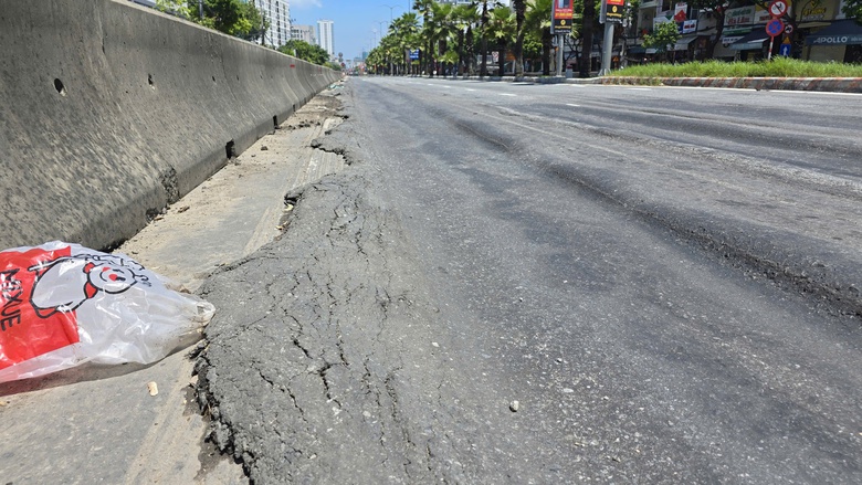 QL14B dẫn vào cảng Tiên Sa xuống cấp nghiêm trọng, gây mất an toàn giao thông- Ảnh 5. QL14B dẫn vào cảng Tiên Sa xuống cấp nghiêm trọng, gây mất an toàn giao thông- Ảnh 5.