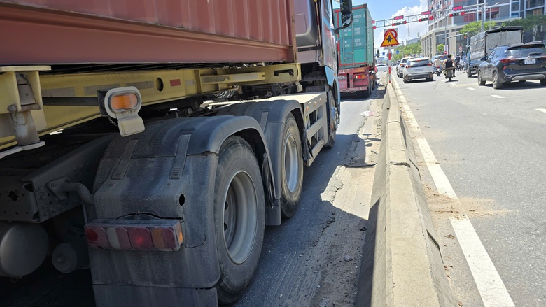 QL14B dẫn vào cảng Tiên Sa xuống cấp nghiêm trọng, gây mất an toàn giao thông- Ảnh 6. QL14B dẫn vào cảng Tiên Sa xuống cấp nghiêm trọng, gây mất an toàn giao thông- Ảnh 6.