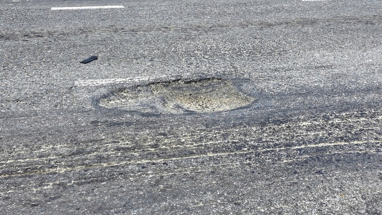 QL14B dẫn vào cảng Tiên Sa xuống cấp nghiêm trọng, gây mất an toàn giao thông- Ảnh 7. QL14B dẫn vào cảng Tiên Sa xuống cấp nghiêm trọng, gây mất an toàn giao thông- Ảnh 7.