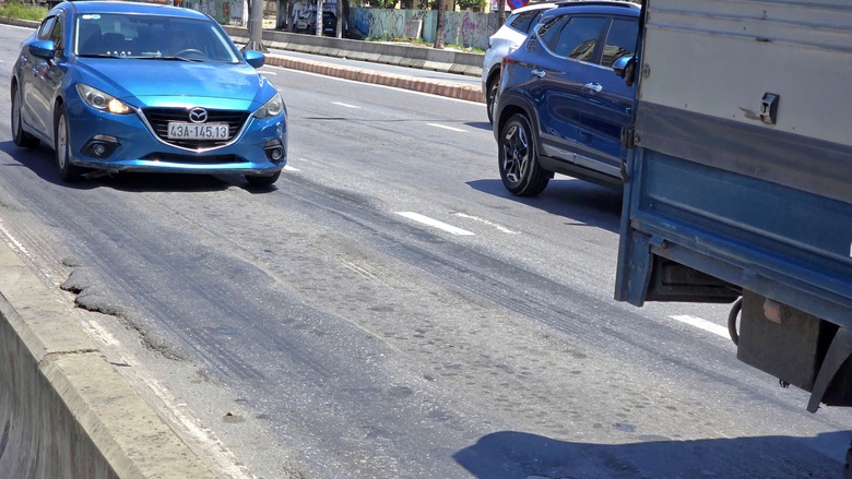 QL14B dẫn vào cảng Tiên Sa xuống cấp nghiêm trọng, gây mất an toàn giao thông- Ảnh 8. QL14B dẫn vào cảng Tiên Sa xuống cấp nghiêm trọng, gây mất an toàn giao thông- Ảnh 8.