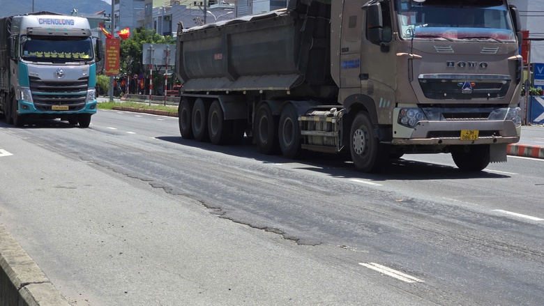 QL14B dẫn vào cảng Tiên Sa xuống cấp nghiêm trọng, gây mất an toàn giao thông- Ảnh 11. QL14B dẫn vào cảng Tiên Sa xuống cấp nghiêm trọng, gây mất an toàn giao thông- Ảnh 11.