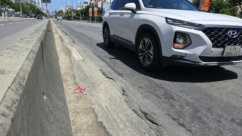 QL14B dẫn vào cảng Tiên Sa xuống cấp nghiêm trọng, gây mất an toàn giao thông- Ảnh 14. QL14B dẫn vào cảng Tiên Sa xuống cấp nghiêm trọng, gây mất an toàn giao thông- Ảnh 14.