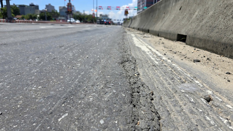 QL14B dẫn vào cảng Tiên Sa xuống cấp nghiêm trọng, gây mất an toàn giao thông- Ảnh 13. QL14B dẫn vào cảng Tiên Sa xuống cấp nghiêm trọng, gây mất an toàn giao thông- Ảnh 13.