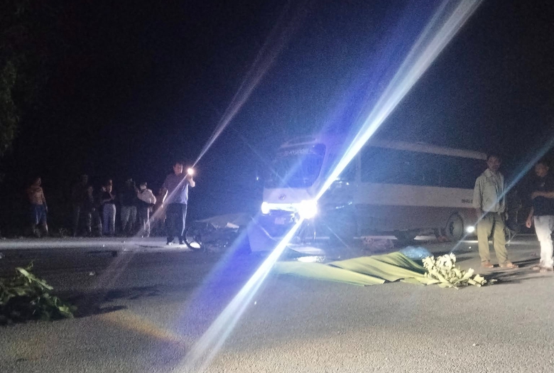 Tai nạn li&ecirc;n ho&agrave;n ở Quảng Ng&atilde;i, 2 người tử vong- Ảnh 1.