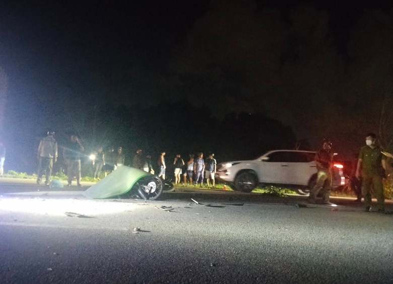 Tai nạn li&ecirc;n ho&agrave;n ở Quảng Ng&atilde;i, 2 người tử vong- Ảnh 2.