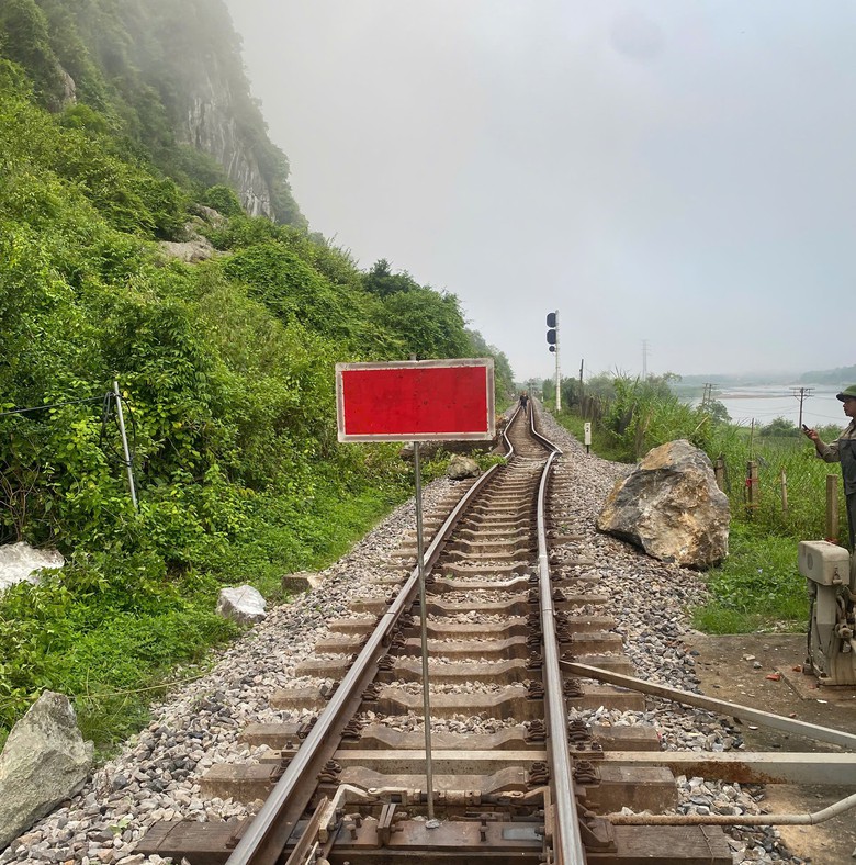 Th&ocirc;ng tuyến đường sắt Bắc - Nam qua Quảng Trị sau vụ đ&aacute; rơi l&agrave;m x&ocirc; lệch đường ray- Ảnh 2.