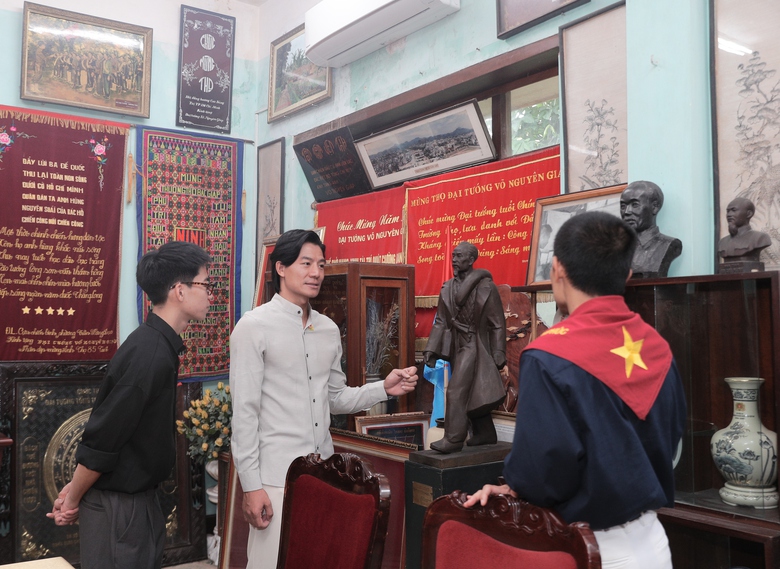 Diễn viên phim "Mưa đỏ" dâng hương tưởng nhớ Đại tướng Võ Nguyên Giáp- Ảnh 6. Diễn viên phim "Mưa đỏ" dâng hương tưởng nhớ Đại tướng Võ Nguyên Giáp- Ảnh 6.