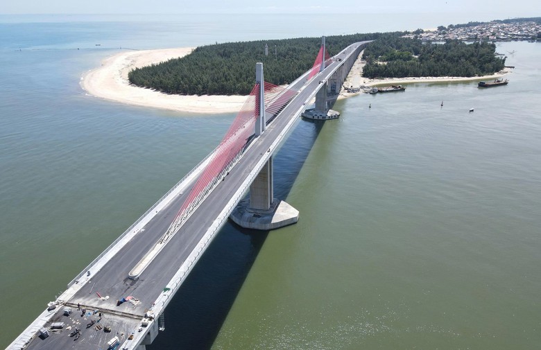 Huế: Vì sao cầu vượt biển dài nhất miền Trung trễ hạn thông xe?- Ảnh 6. Huế: Vì sao cầu vượt biển dài nhất miền Trung trễ hạn thông xe?- Ảnh 6.