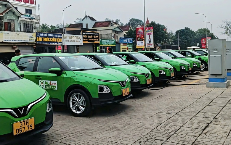 Nghệ An ph&aacute;t triển giao th&ocirc;ng xanh đ&ocirc; thị: Hơn 400 taxi điện đ&atilde; lăn b&aacute;nh- Ảnh 1.