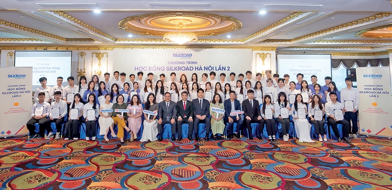 Tặng học bổng cho sinh vi&ecirc;n -  SILKROAD lan tỏa gi&aacute; trị nh&acirc;n văn- Ảnh 1.