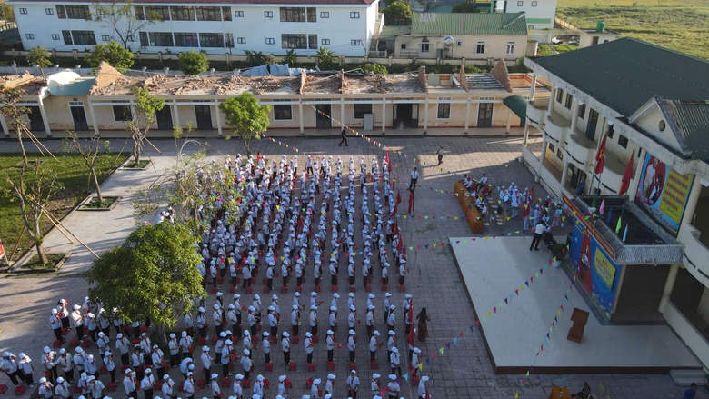 Học sinh khai giảng giữa ngổn ngang sau bão số 5 ở Hà Tĩnh- Ảnh 1. Học sinh khai giảng giữa ngổn ngang sau bão số 5 ở Hà Tĩnh- Ảnh 1.