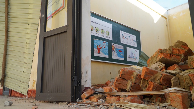 Học sinh khai giảng giữa ngổn ngang sau bão số 5 ở Hà Tĩnh- Ảnh 3. Học sinh khai giảng giữa ngổn ngang sau bão số 5 ở Hà Tĩnh- Ảnh 3.