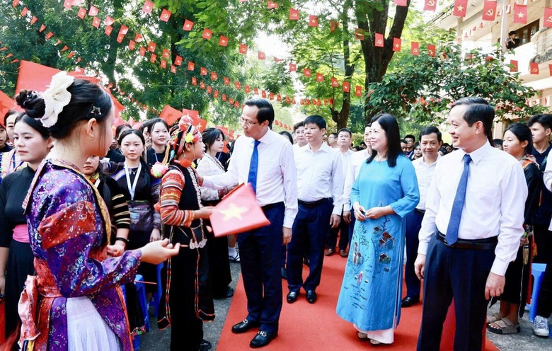 Học sinh to&agrave;n quốc h&acirc;n hoan niềm vui ng&agrave;y tựu trường- Ảnh 4.