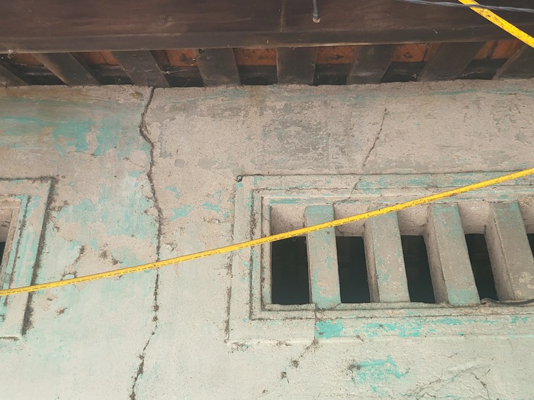 Từ chối nhiều lần hỗ trợ, cựu TNXP 81 tuổi c&oacute; nguy cơ mất nh&agrave; sau b&atilde;o số 5- Ảnh 3.