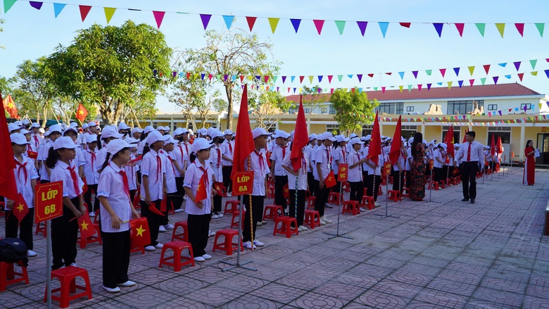 Học sinh khai giảng giữa ngổn ngang sau bão số 5 ở Hà Tĩnh- Ảnh 2. Học sinh khai giảng giữa ngổn ngang sau bão số 5 ở Hà Tĩnh- Ảnh 2.