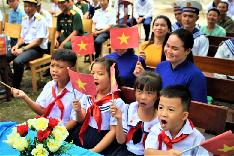 Rộn r&agrave;ng, vui tươi lễ khai giảng năm học mới tr&ecirc;n quần đảo Trường Sa- Ảnh 8.