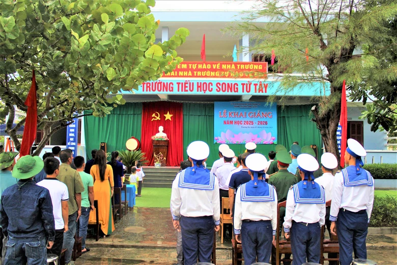 Rộn r&agrave;ng, vui tươi lễ khai giảng năm học mới tr&ecirc;n quần đảo Trường Sa- Ảnh 5.