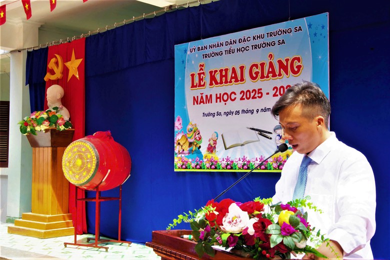 Rộn r&agrave;ng, vui tươi lễ khai giảng năm học mới tr&ecirc;n quần đảo Trường Sa- Ảnh 2.