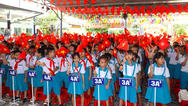 Rộn r&agrave;ng lễ khai giảng ở v&ugrave;ng đất cực Nam của Tổ quốc- Ảnh 1.