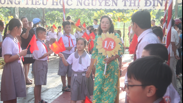 Rộn r&agrave;ng lễ khai giảng ở v&ugrave;ng đất cực Nam của Tổ quốc- Ảnh 2.