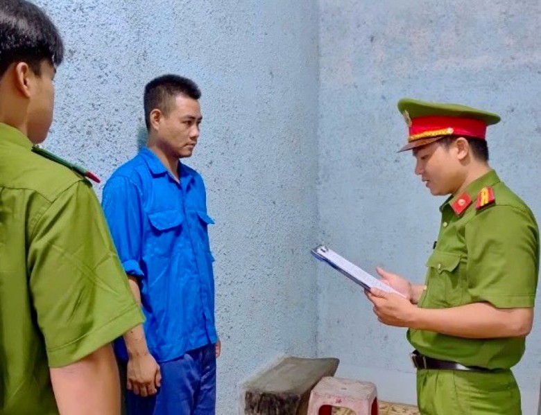 L&acirc;m Đồng: Khởi tố, bắt tạm giam đối tượng t&ocirc;ng v&agrave;o xe cảnh s&aacute;t- Ảnh 1.