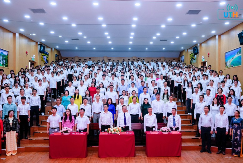 Sinh vi&ecirc;n ng&agrave;nh X&acirc;y dựng TP.HCM hồ hởi đ&oacute;n năm học mới- Ảnh 2.
