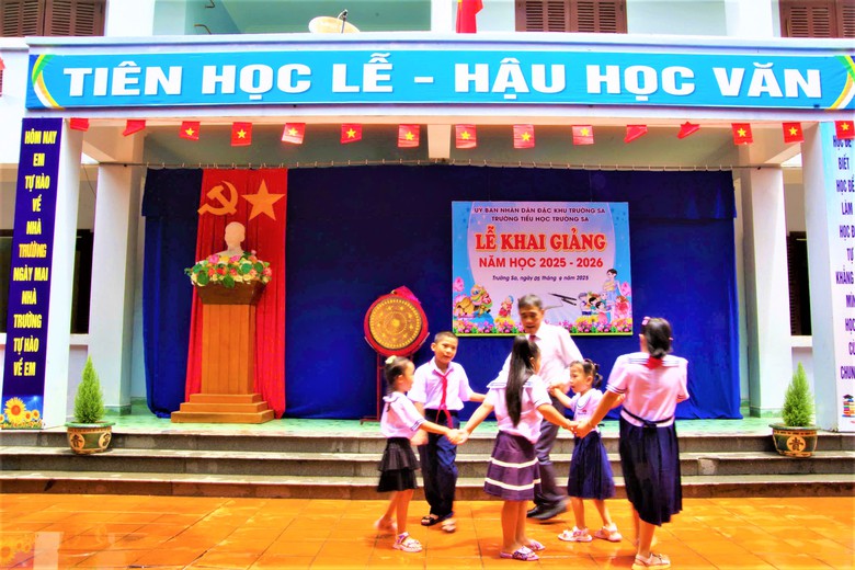 Rộn r&agrave;ng, vui tươi lễ khai giảng năm học mới tr&ecirc;n quần đảo Trường Sa- Ảnh 7.
