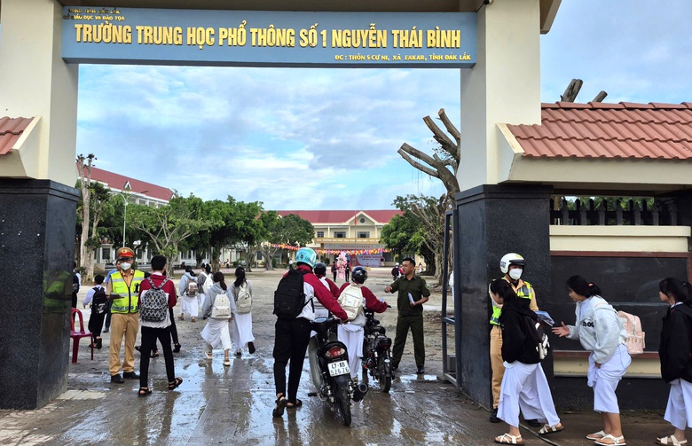 CSGT Đắk Lắk ph&aacute;t tờ rơi, tuy&ecirc;n truyền ATGT cho học sinh ng&agrave;y tựu trường- Ảnh 1.