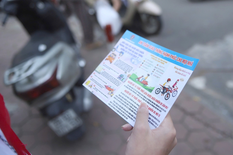 CSGT Hà Nội phát tờ rơi, nhắc nhở phụ huynh và học sinh không vi phạm giao thông- Ảnh 3. CSGT Hà Nội phát tờ rơi, nhắc nhở phụ huynh và học sinh không vi phạm giao thông- Ảnh 3.