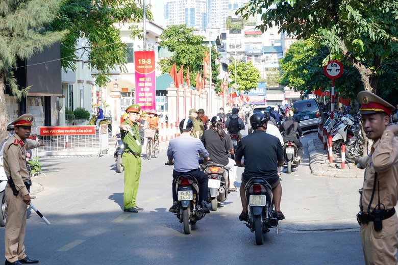 CSGT Hà Nội phát tờ rơi, nhắc nhở phụ huynh và học sinh không vi phạm giao thông- Ảnh 1. CSGT Hà Nội phát tờ rơi, nhắc nhở phụ huynh và học sinh không vi phạm giao thông- Ảnh 1.