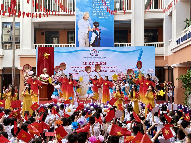 Hơn 2,3 triệu học sinh Hà Nội náo nức đón năm học mới đặc biệt- Ảnh 5. Hơn 2,3 triệu học sinh Hà Nội náo nức đón năm học mới đặc biệt- Ảnh 5.