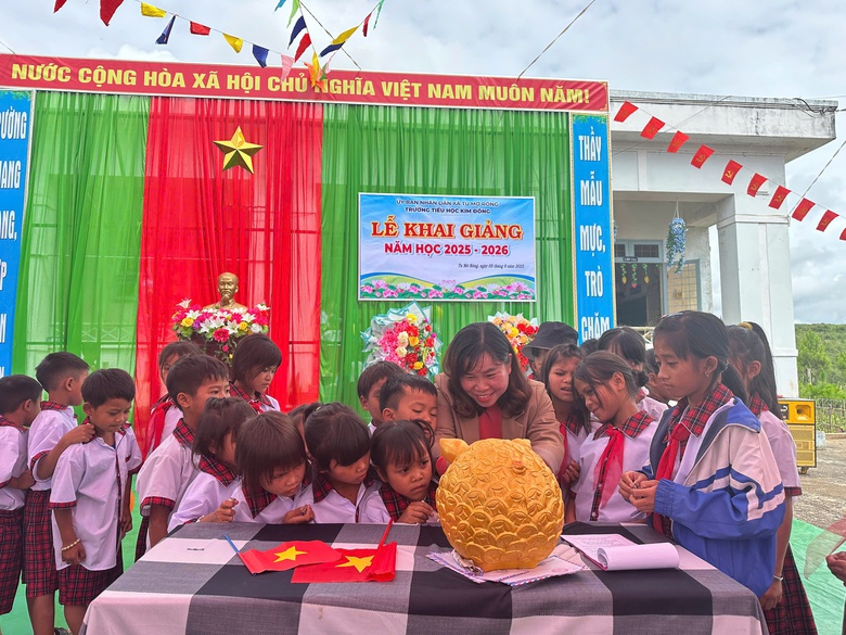 Học sinh toàn quốc hân hoan niềm vui ngày tựu trường- Ảnh 2. Học sinh toàn quốc hân hoan niềm vui ngày tựu trường- Ảnh 2.