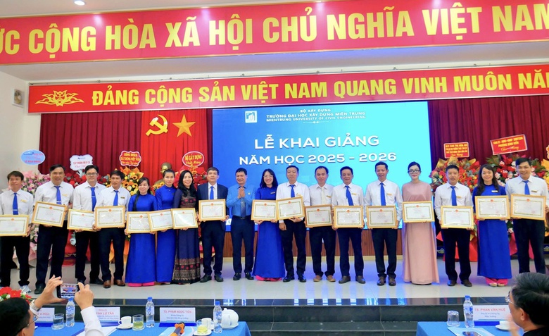 Trường Đại học X&acirc;y dựng Miền Trung đ&oacute;n gần 1.000 t&acirc;n sinh vi&ecirc;n v&agrave;o năm học mới- Ảnh 2.