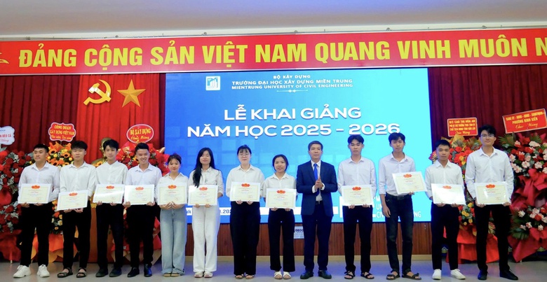 Trường Đại học X&acirc;y dựng Miền Trung đ&oacute;n gần 1.000 t&acirc;n sinh vi&ecirc;n v&agrave;o năm học mới- Ảnh 3.