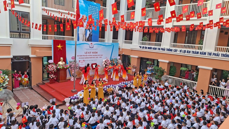 Hơn 2,3 triệu học sinh Hà Nội náo nức đón năm học mới đặc biệt- Ảnh 4. Hơn 2,3 triệu học sinh Hà Nội náo nức đón năm học mới đặc biệt- Ảnh 4.