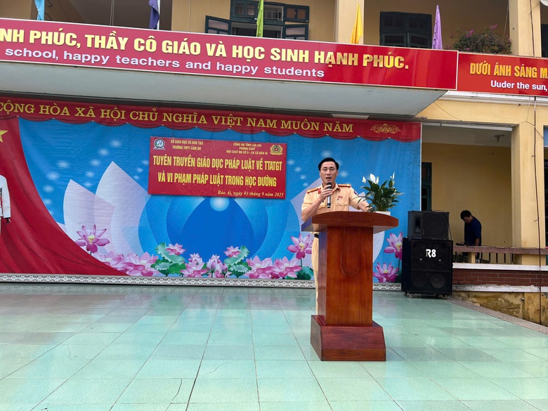 Cảnh s&aacute;t giao th&ocirc;ng L&agrave;o Cai đồng h&agrave;nh c&ugrave;ng học sinh bước v&agrave;o năm học mới- Ảnh 1.