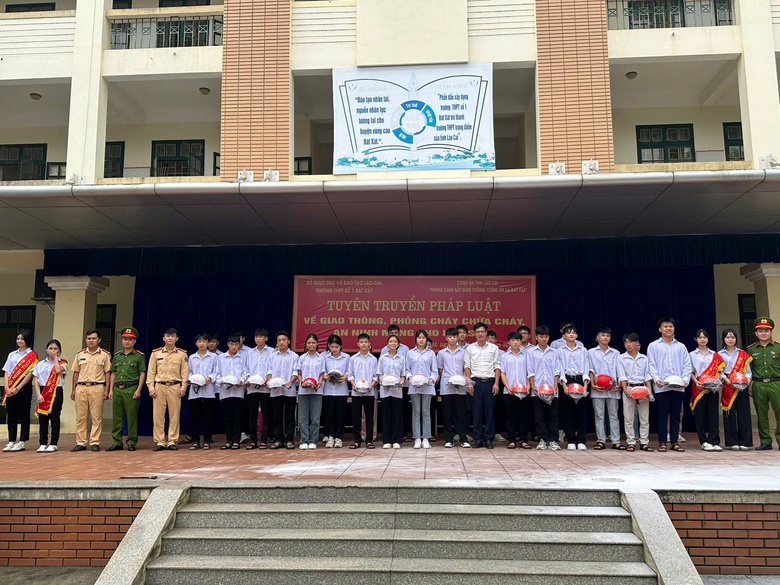 Cảnh s&aacute;t giao th&ocirc;ng L&agrave;o Cai đồng h&agrave;nh c&ugrave;ng học sinh bước v&agrave;o năm học mới- Ảnh 3.