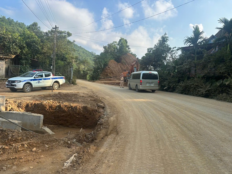 Hạ tầng v&agrave; trật tự an to&agrave;n giao th&ocirc;ng ở L&agrave;o Cai: Từ nghị quyết đến cuộc sống- Ảnh 3.