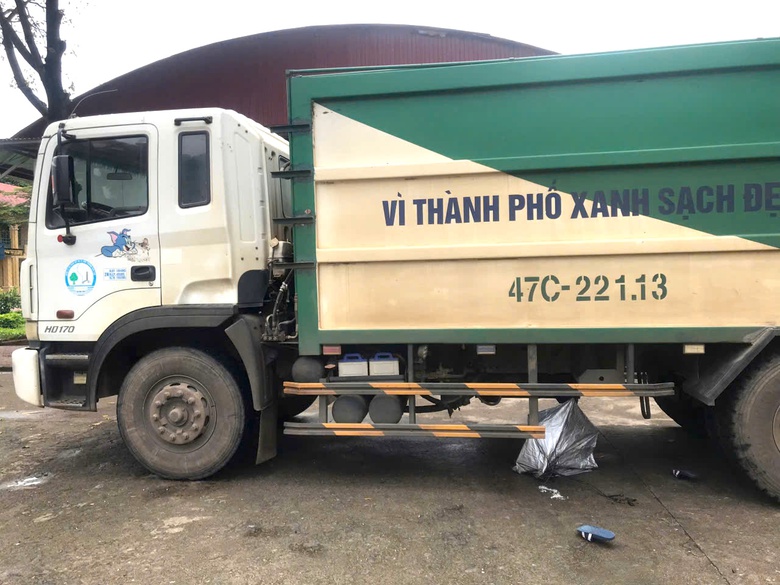 Xe thu gom rác va chạm với nam sinh trong sân trường khiến nạn nhân tử vong- Ảnh 1. Xe thu gom rác va chạm với nam sinh trong sân trường khiến nạn nhân tử vong- Ảnh 1.