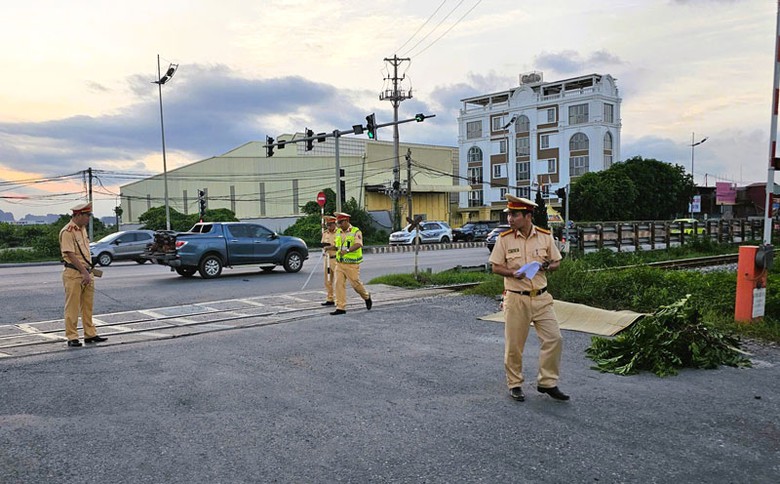 Lực lượng chức năng khám nghiệm hiện trường vụ tai nạn - Ảnh: Thành Nam. Lực lượng chức năng khám nghiệm hiện trường vụ tai nạn - Ảnh: Thành Nam.