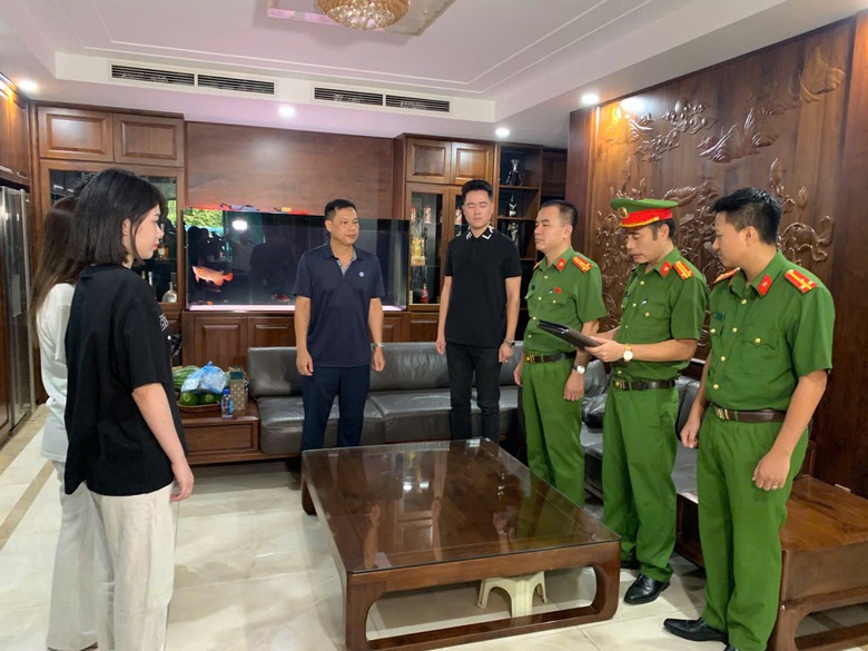 Bắt nhiều đối tượng đưa, nhận hối lộ vận chuyển gỗ qua mặt kiểm l&acirc;m- Ảnh 2.