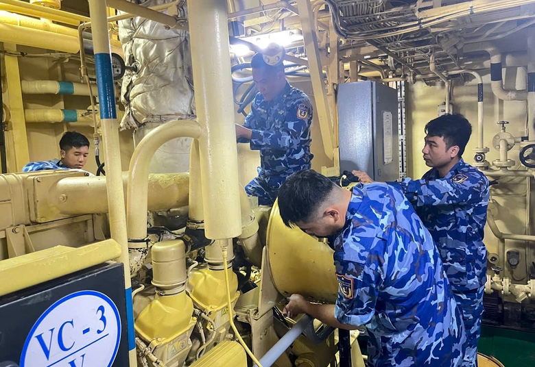 Hải đội 211 tích cực hỗ trợ ngư dân, đảm bảo chủ quyền biển đảo- Ảnh 1. Hải đội 211 tích cực hỗ trợ ngư dân, đảm bảo chủ quyền biển đảo- Ảnh 1.