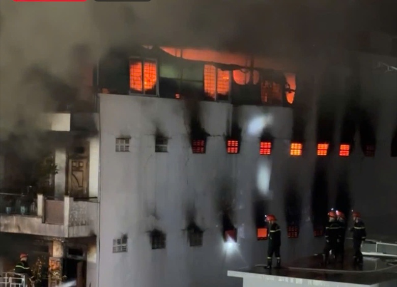 Lửa bốc cháy dữ dội tại căn nhà 4 tầng ở Nha Trang- Ảnh 1. Lửa bốc cháy dữ dội tại căn nhà 4 tầng ở Nha Trang- Ảnh 1.