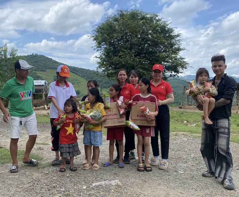 Sắc &aacute;o đỏ sao v&agrave;ng từ A80 l&ecirc;n với trung thu bản l&agrave;ng nơi rẻo cao- Ảnh 1.