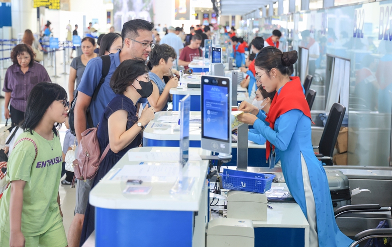 Gần 83 triệu lượt kh&aacute;ch qua cảng h&agrave;ng kh&ocirc;ng trong 8 th&aacute;ng- Ảnh 1.